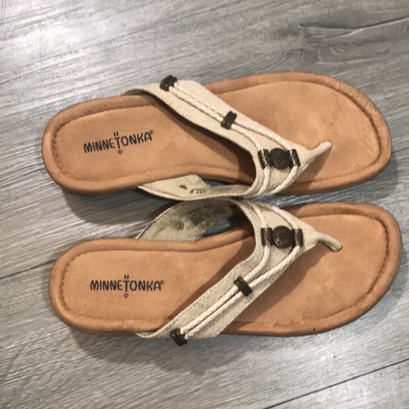Minnetonka Natural Wheat & Medal Embellishments Flip Flop Sandals size 9 - Picture 4 of 9